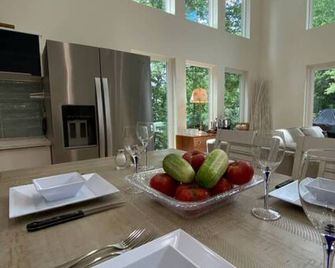 Secluded lakefront home With an EV charger - Monticello - Eetruimte