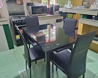 The Kramer Residence: A/C, Youtube, Netflix - Jaro - Essbereich