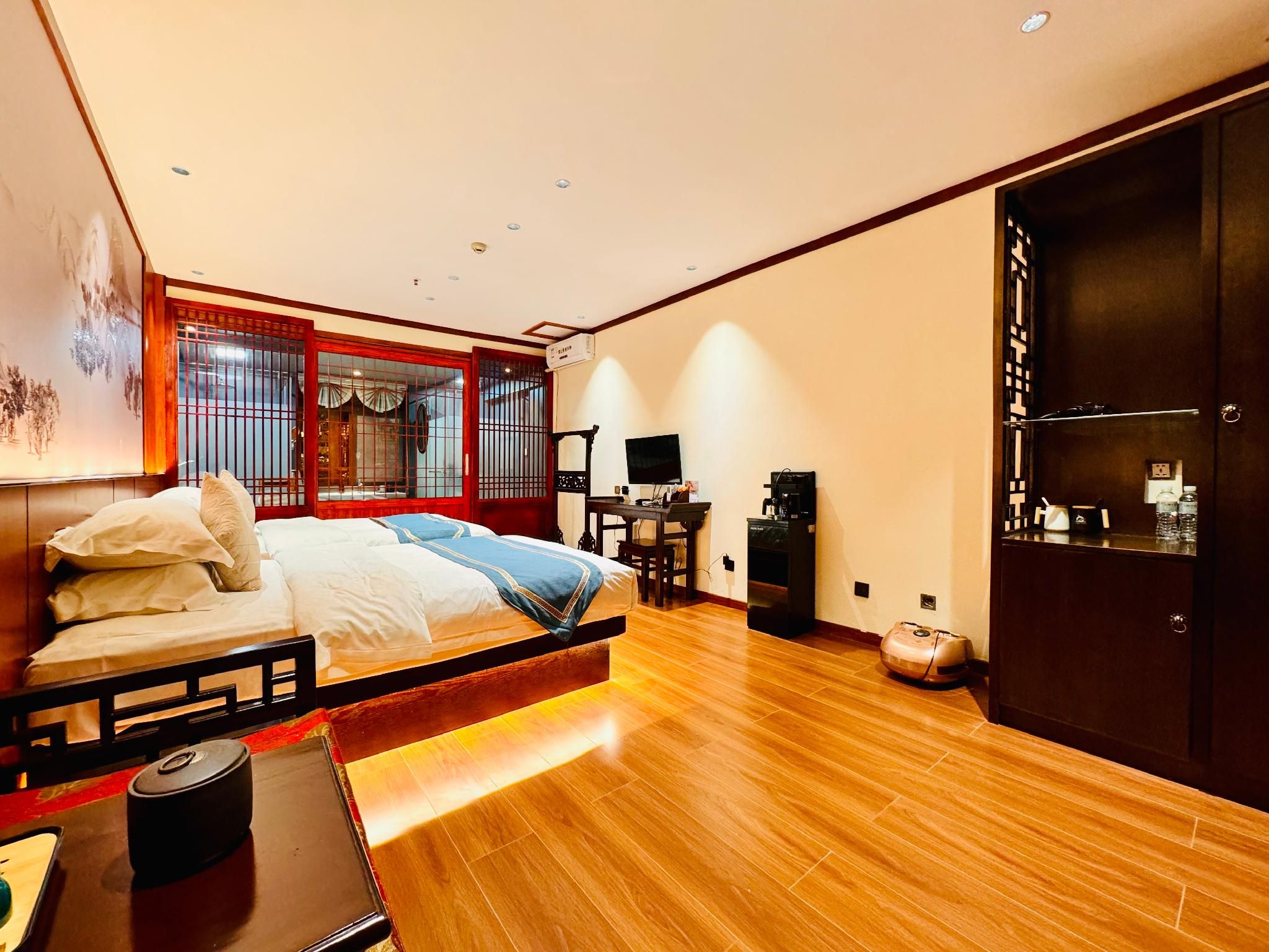Heshun Youran丨Intelligent guest control king bed room near Zhongyi Night Market in Lijiang Old Town - ליז'יאנג - חדר שינה