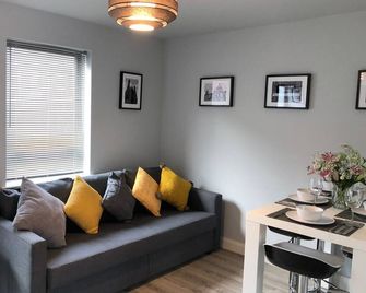 City Centre Townhouse-3 Bedrooms & Parking - Excellent Location - Belfast - Wohnzimmer