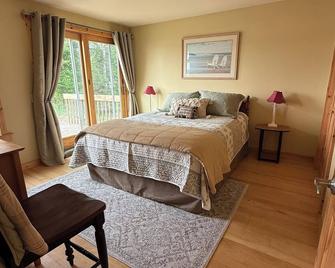 Waterfront Home Right On The Beach - Grand Marais - Bedroom