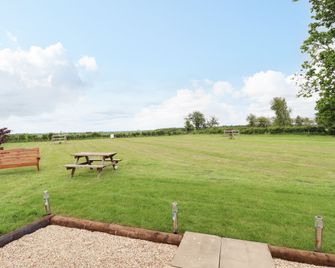 Honeybee Lodge - Woodhall Spa - Patio