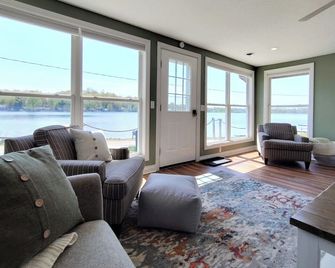 The Laurabelle: Your Lakeside Sanctuary - Battle Creek - Living room