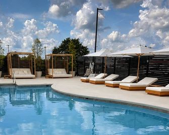 The Amaya - 21 and older only - Fort Wayne - Piscina