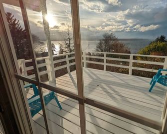 Cliff Haven on the Bay (ocean & mountain view 1bdrm Cottage) - Alert Bay - Balkon