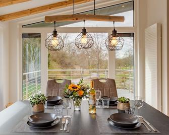 Chalet Bachwies I Terrasse I Seeblick I Wandern - Hillesheim - Essbereich