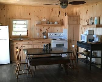 Whispering Pines - Waterfront 2 bedroom cottage - Milford - Cocina