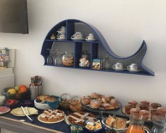 Room in B&B - Triple Room in B&b - a Stone's Throw from the Sea - Giovinazzo - Buffet