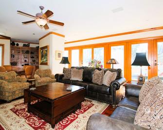 Huge Ski In/ Ski Out Condo, big patio overlooks Resort w/ Private Hot Tub - Rico - Sala de estar