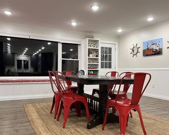 Waterfront (Sugar Island) home, with Pontoon Boat!! - Sault Ste. Marie - Dining room