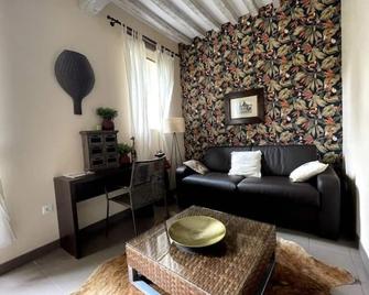 Apt duplex ou plain pied tout confort plein centre ville Bayeux proche commerces, restaurants, avec terrasse privative ou jardin commun aménagé clos, parking gratuit à proximité, proche plages du débarquement - Bayeux - Salon