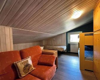 Campodolcino Sky Apartment - Campodolcino - Вітальня