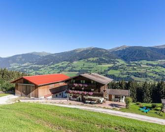 Beautiful private villa for 24 guests with WIFI, TV, terrace, pets allowed and parking - Uttendorf - Building