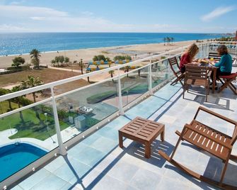 Ático Frente Al Mar Con Gran Terraza Panorámica Y Acceso Directo A La Playa - Roquetas de Mar - Balcon