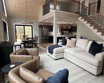 New 3-bedroom house on Spider Lake and Turtle River on a private 3 acre lot. - Mercer - Sala de estar