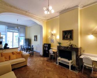 Bright 1BR with terrace near Montgomery - Brussels - Living room