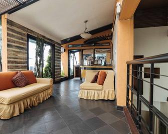 RedDoorz Plus at The Ridge Tagaytay - Tagaytay - Sala