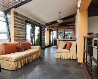 RedDoorz Plus @ The Ridge Tagaytay - Tagaytay