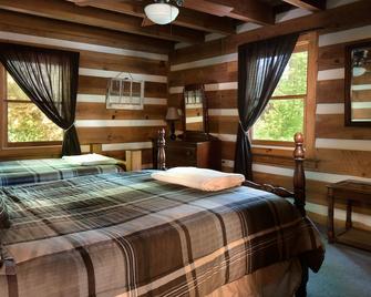 We Are Open! Authentic Log Cabin On Paint Creek, 0.5 Mi To Appalachian Trail - Greeneville - Bedroom
