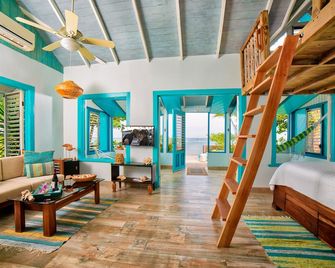 Bahia - charming seaside cottage, wooden loft and shutters, garden, staff - Runaway Bay - Living room