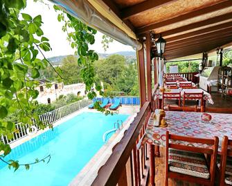Zeybek 1 - Gelemiş - Pool