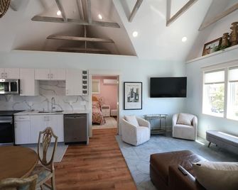 The Loft at Rapunzels - The Best Location in Frankenmuth - Frankenmuth - Living room