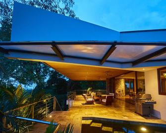 The Sunset House has stunning sunset views year round! Minutes from beach! - Nosara - Patio