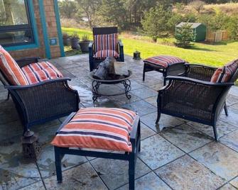 One block to the beach, beautiful 3bd/3ba house with view, come relax and enjoy - Warrenton - Patio