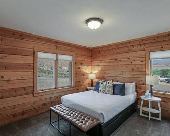 Zion Chalet 6 BD Retreats, Reunion,Wedding sleeps 22 w/hottub. 10 mins from Zion - Rockville - Bedroom