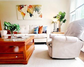 Entire tri-level home with a king master and patio - Pontiac - Living room