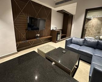 Belvedere Suites - Greater Noida - Wohnzimmer