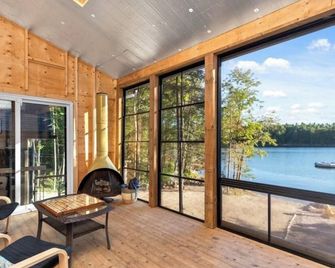 Cozy Georgian Bay Cottage - Depot Harbour - Balcony