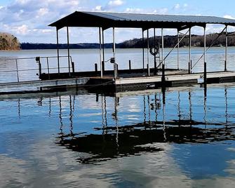 Escape To The Lake! - Lavonia