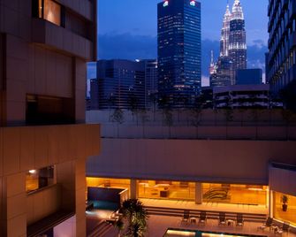 DoubleTree by Hilton Kuala Lumpur - Kuala Lumpur - Zwembad