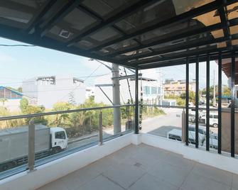 Sans Hotel near Enchanted Kingdom Santa Rosa Laguna - Santa Rosa - Balcony