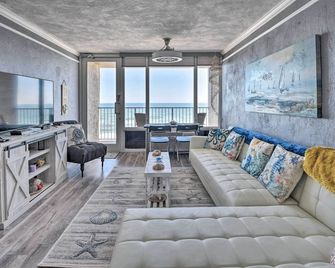 Walk to Ocean Bright Daytona Beach Condo! - Daytona Beach - Living room