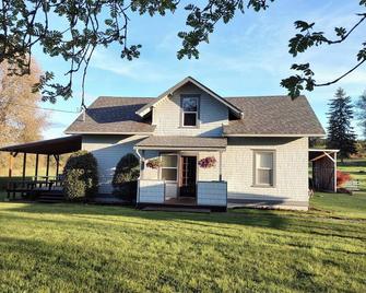 Charming 3-bedroom farmhouse on acreage. - Elma - Edificio