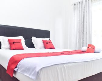 Kg Kanaka Giana Hotel - Makassar - Bedroom