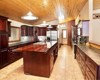 Cozy Waterfront Cottage on River - Bracebridge - Kitchen