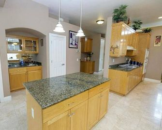 Spacious 5-bedroom house in delightful Elk Grove with AC, WiFi,fitness equipment - Elk Grove - Kitchen