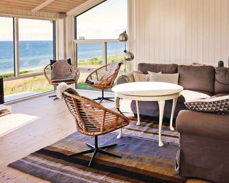 Three-Bedroom Holiday Home In Allingabro - 알링어보 - 거실