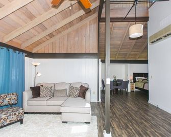 Cottage with Private Salt Water Pool - Honolulu - Living room