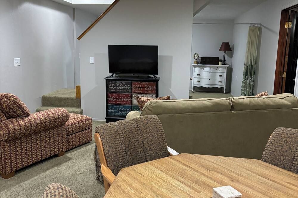 Enjoy a memorable visit when you stay at Spring Branch Cabin. - Norfolk - Obývací pokoj
