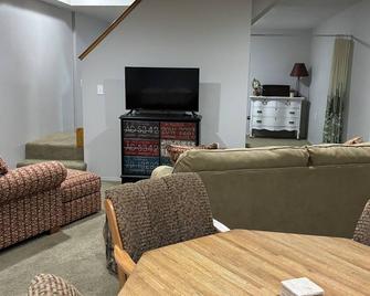 Enjoy a memorable visit when you stay at Spring Branch Cabin. - Norfolk - Huiskamer