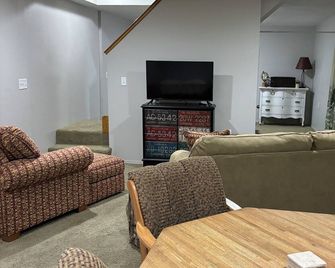 Enjoy a memorable visit when you stay at Spring Branch Cabin. - Norfolk - Obývací pokoj