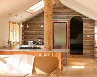Renovated Log Cabin on Acreage, Sleeps up to 4 - Port Townsend - Cocina