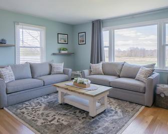 Renovated 2 Bed Private Home Newport-Middletown Sleeps 6 - Middletown - Oturma odası