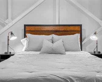 Hogs Hideaway On Dickson St. - Fayetteville - Bedroom