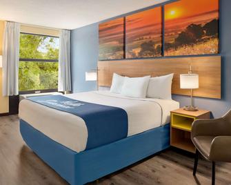Days Inn & Suites by Wyndham Merrillville - Merrillville - Bedroom
