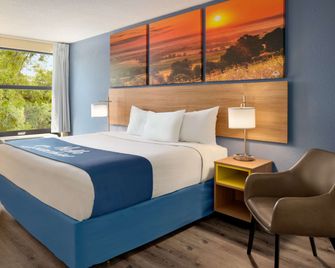 Days Inn & Suites by Wyndham Merrillville - Merrillville - Schlafzimmer